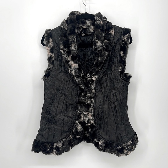 LINDI Reversible Faux Fur Vest - Picture 5 of 6
